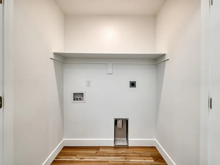 241 E 100 N #400 — Photo 23