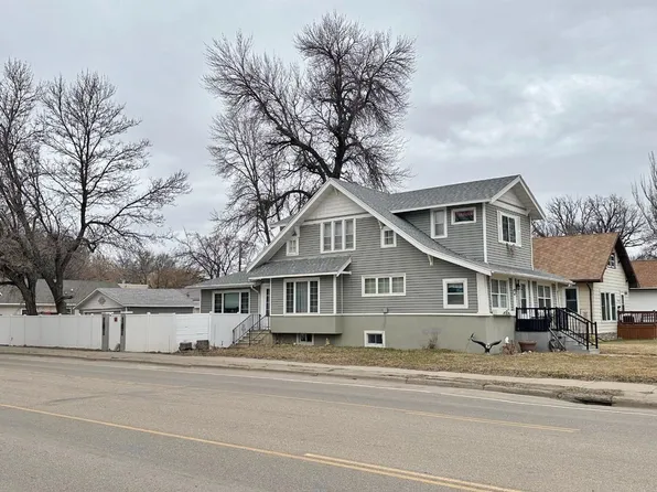 301 8th St NW, Minot, ND 58703