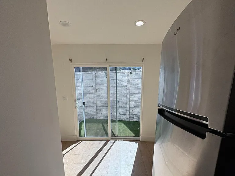 15242 Morrison St — Photo 29
