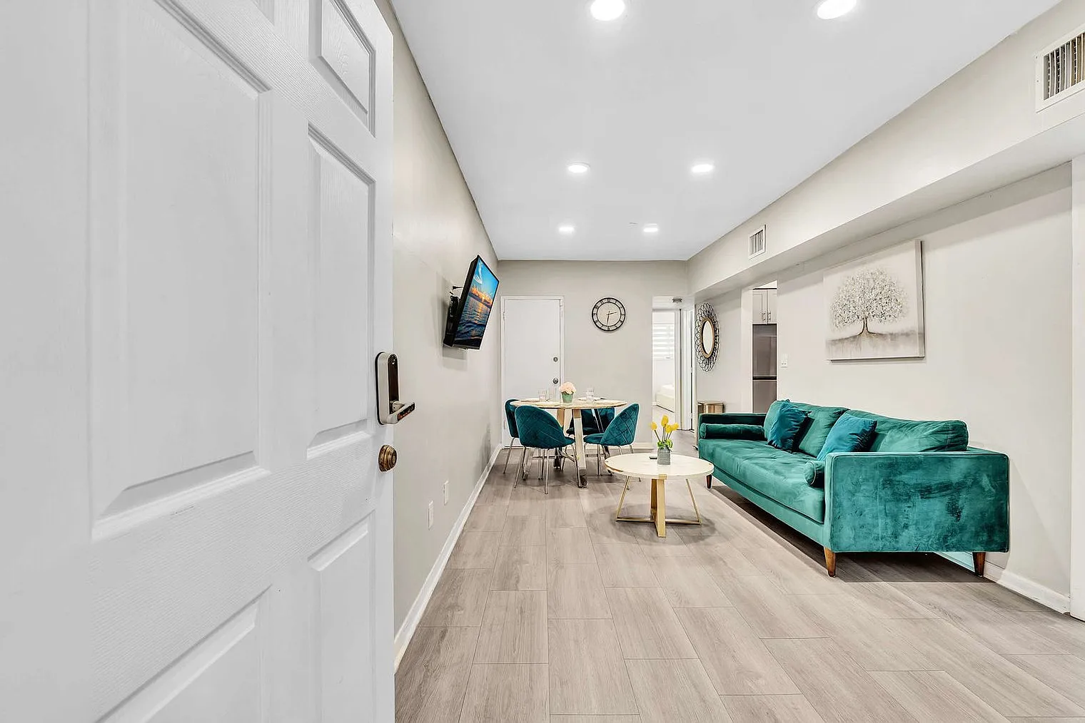 2 bed, 1.0 bath, 990 sqft, $4,789 — Photo 2