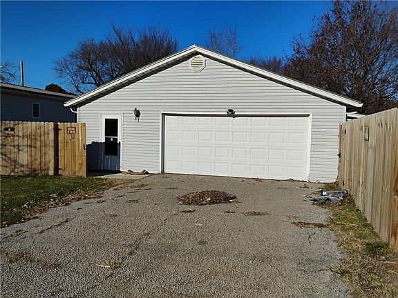 3rd image of 820 S Ozark St