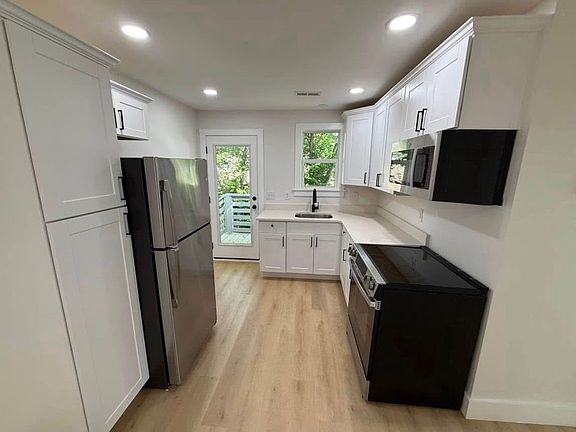 2nd image of 909 31st Ave N #C