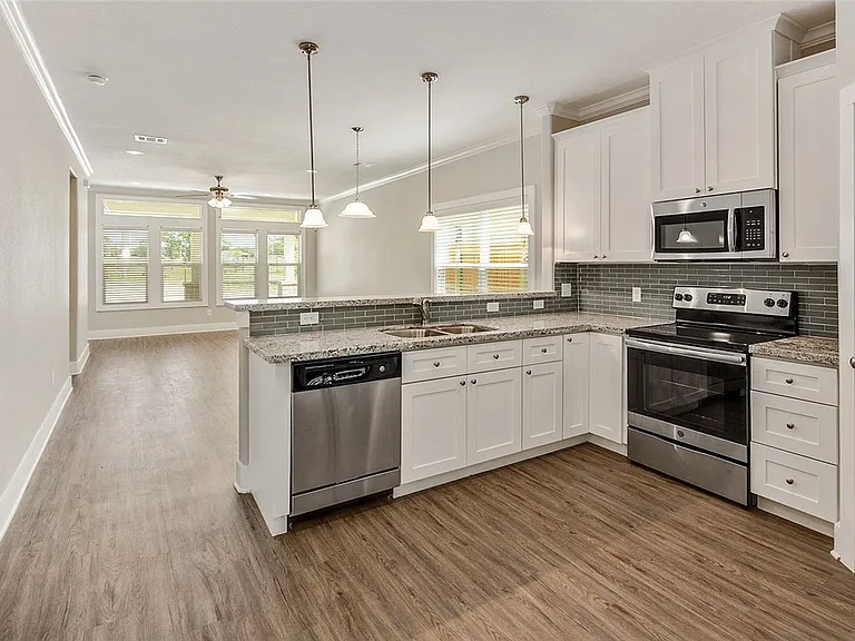 1410 Holleman Dr — Photo 9