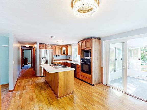 4th image of 35 Fern Dr