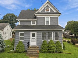 607 N 1st St, Ashton, IL 61006