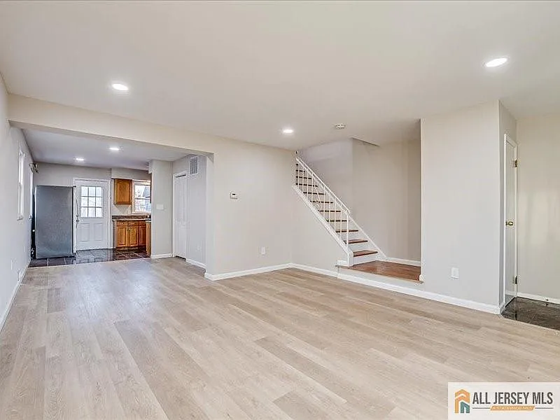 3 bed, 2.0 bath, 1200 sqft, $3,250 — Photo 3