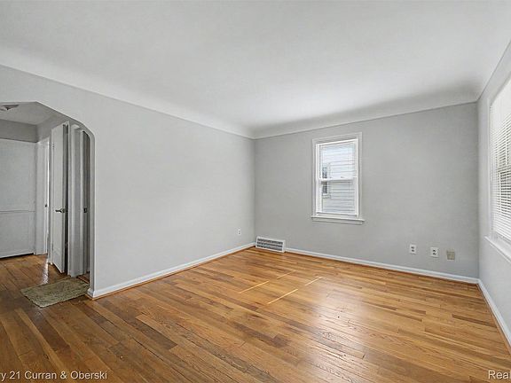 5th image of 21032 Carlysle St