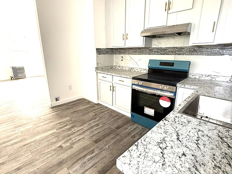 328 Green St #2 — Photo 5