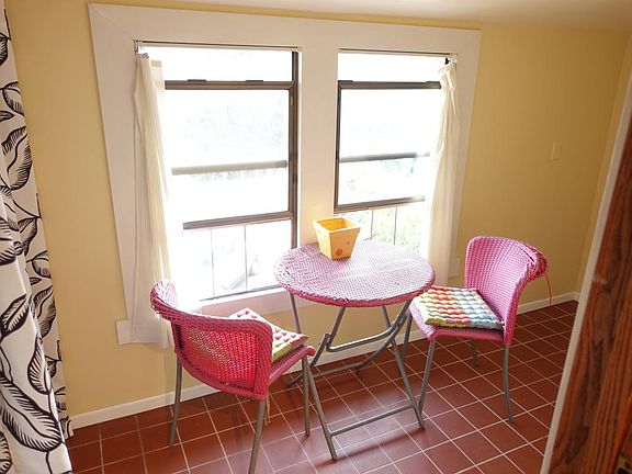 Sun room (w/ laundry)