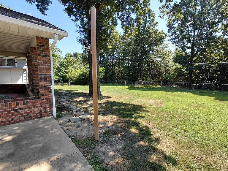 109 Vaughan Ct — Photo 10