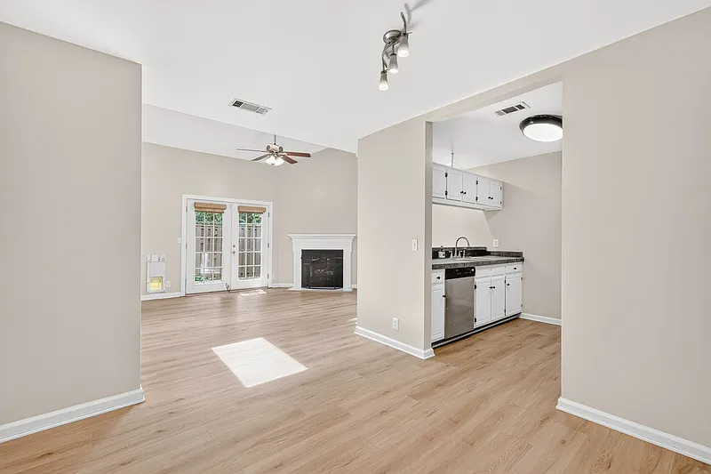 2 bed, 2.0 bath, 1177 sqft, $1,695 — Photo 3
