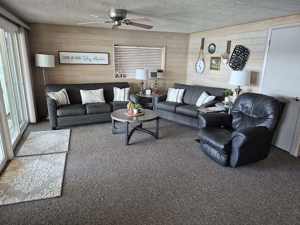 579 Bluff Dr