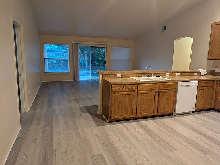 452 E Hillcrest St — Photo 3