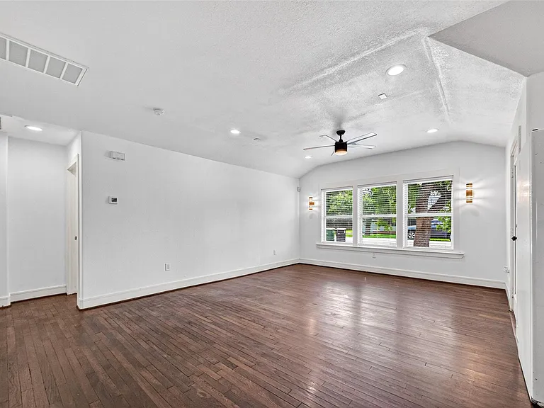 7030 Sidney St — Photo 9