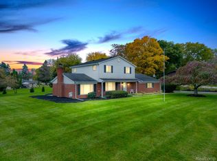1011 Stellma Ln, Rochester Hills, MI 48309
