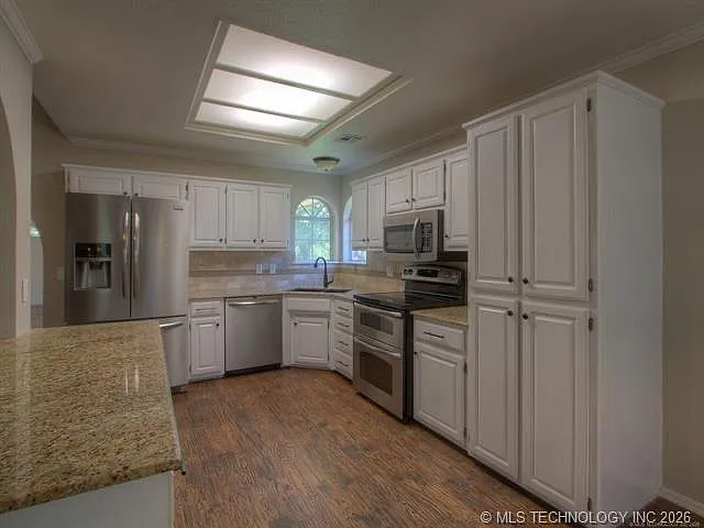 1112 N Willow Ave N — Photo 3