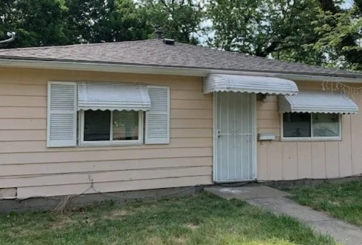 Akron 3 Bedroom Single Family Home - Move In Special! — Photo 1