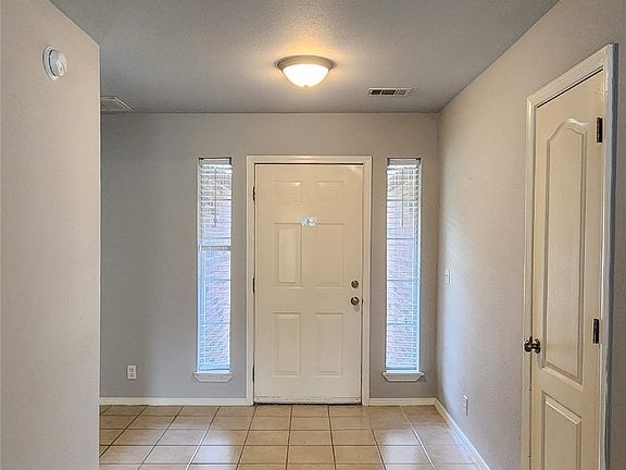 5th image of 1104 W San Antonio St