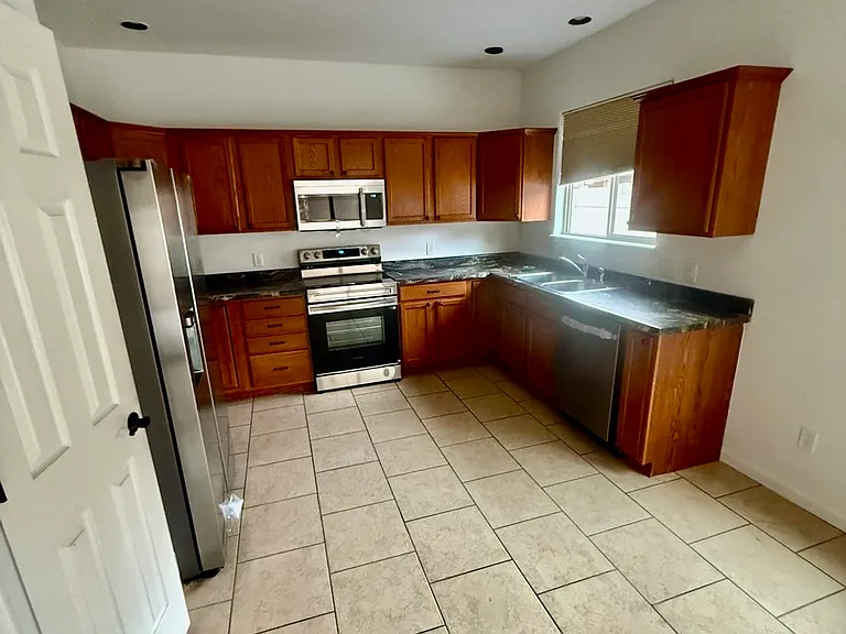 1127 Shady Ln — Photo 6