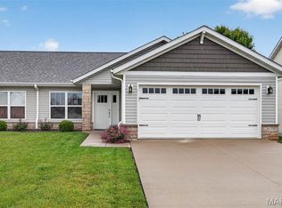110 Auburn Ct #B, Highland, IL 62249