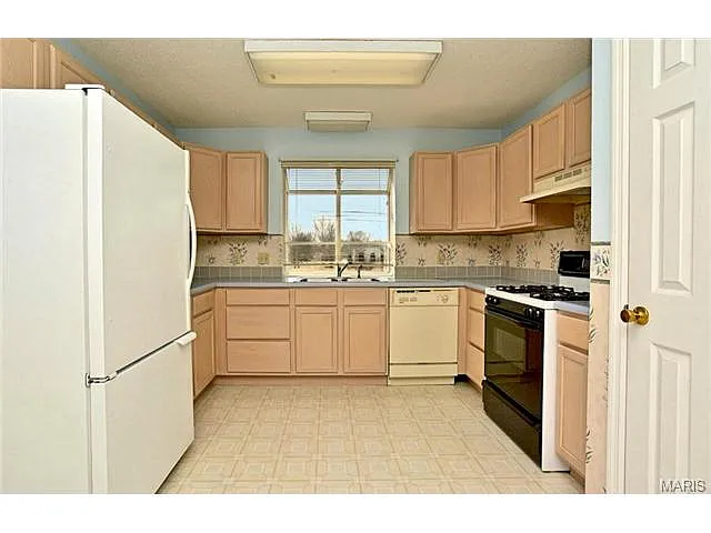 1884 Kingsford Dr photo 1