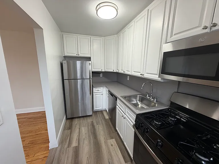 223rd Pl — Photo 3