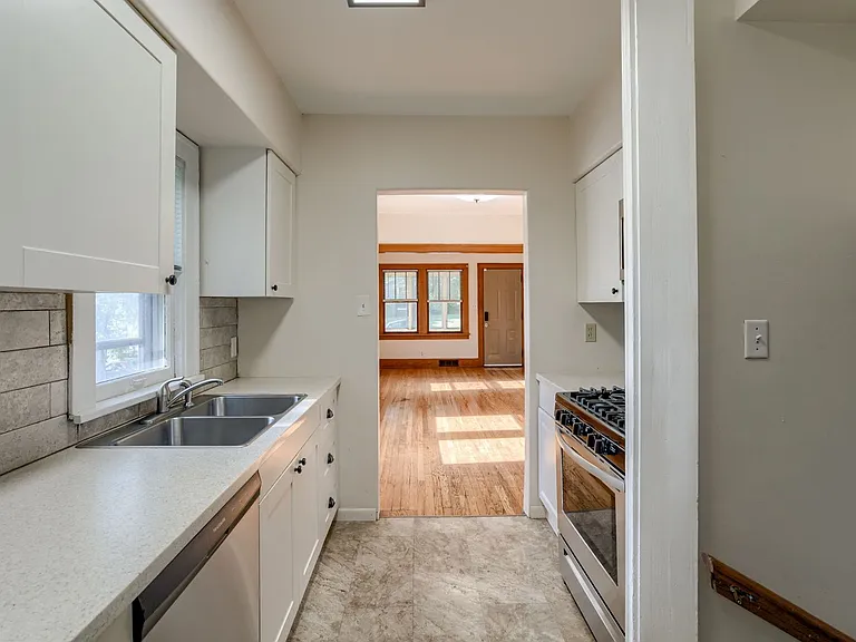 5540 Pine St — Photo 8