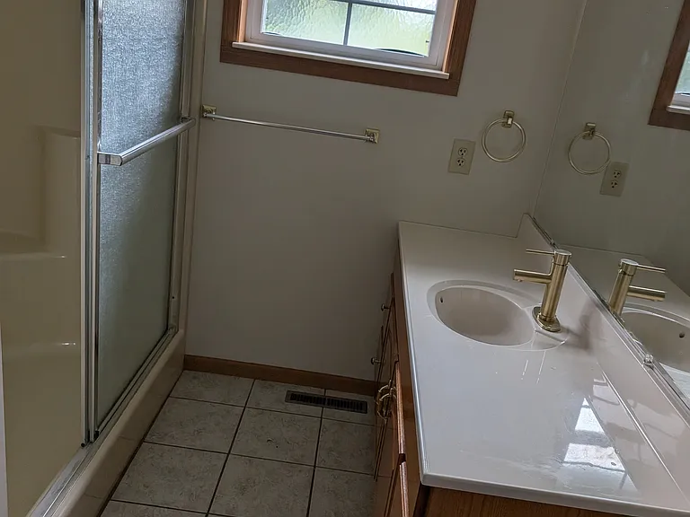 upstairs bath with walk in shower