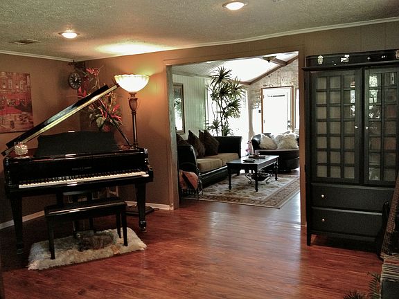 2 family rooms, lake view