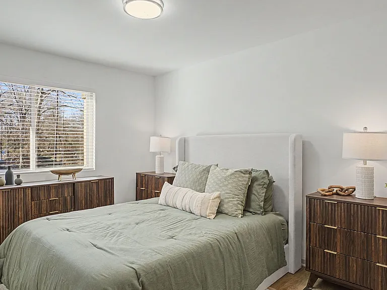 1128 W College St — Photo 19