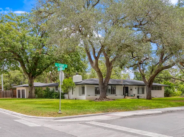 906 E CEDAR ST, Seguin, TX 78155