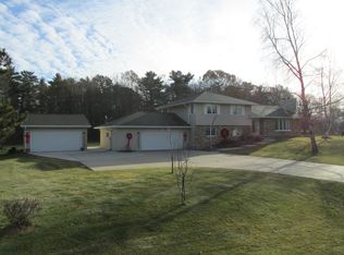 2210 Skyline Pines Dr, Green Bay, WI 54313