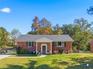 905 Forest View Dr, Colonial Heights, VA 23834