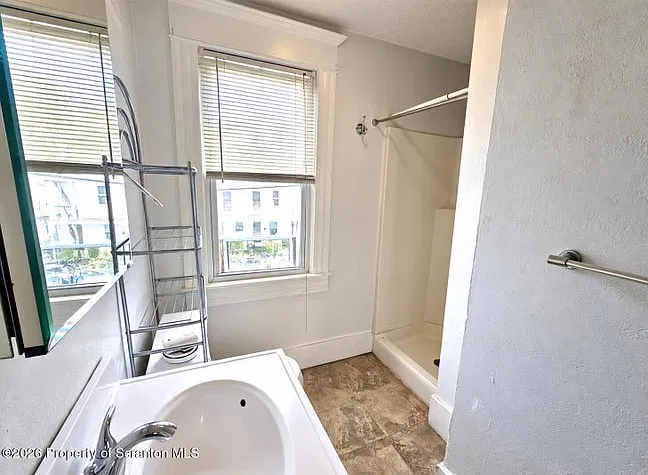 216 Elizabeth St - 2nd fl — Photo 3