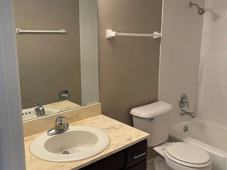 Bristol Square Apartments — Photo 245