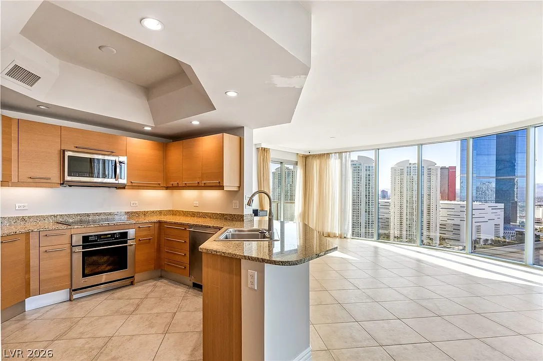 Turnberry Towers — Photo 1