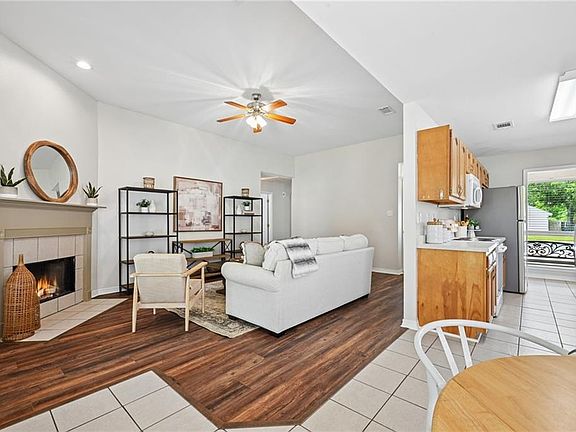 4th image of 2106 Jay St