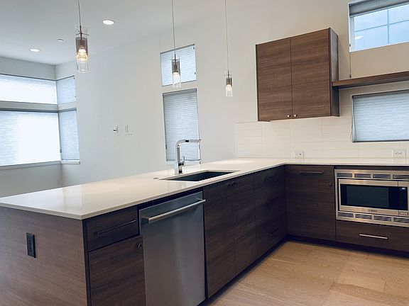 5th image of 2118 10th Ave W #279B