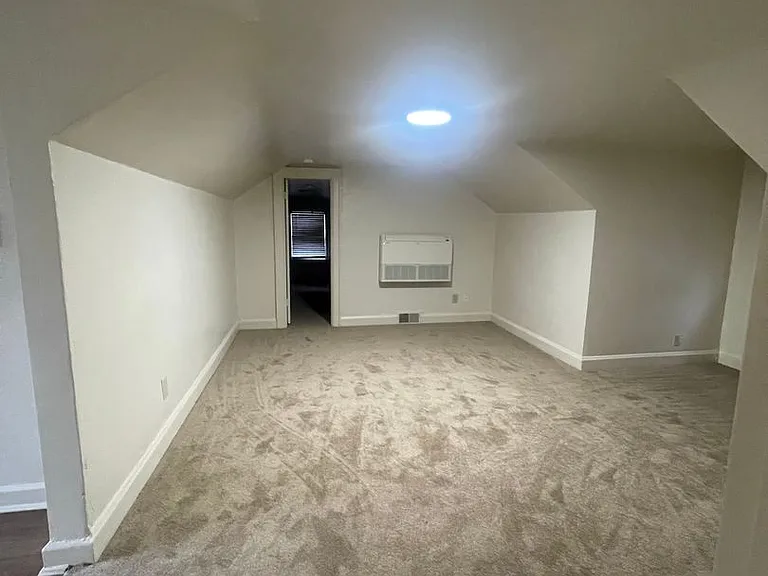 124 Tyler Cres W — Photo 3