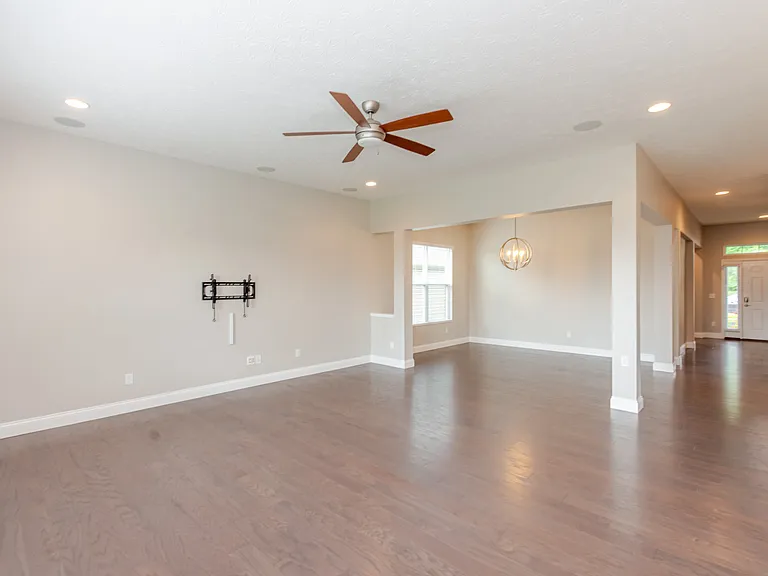 476 Carrick Dr — Photo 5