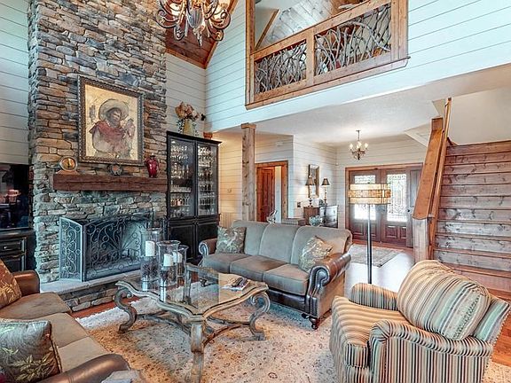 Living room toward entry