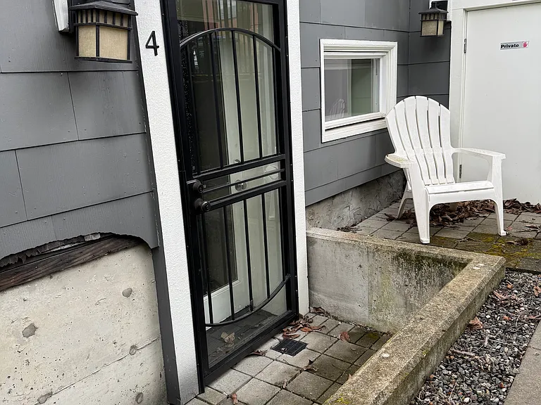 261 E Boston St #4 — Photo 2