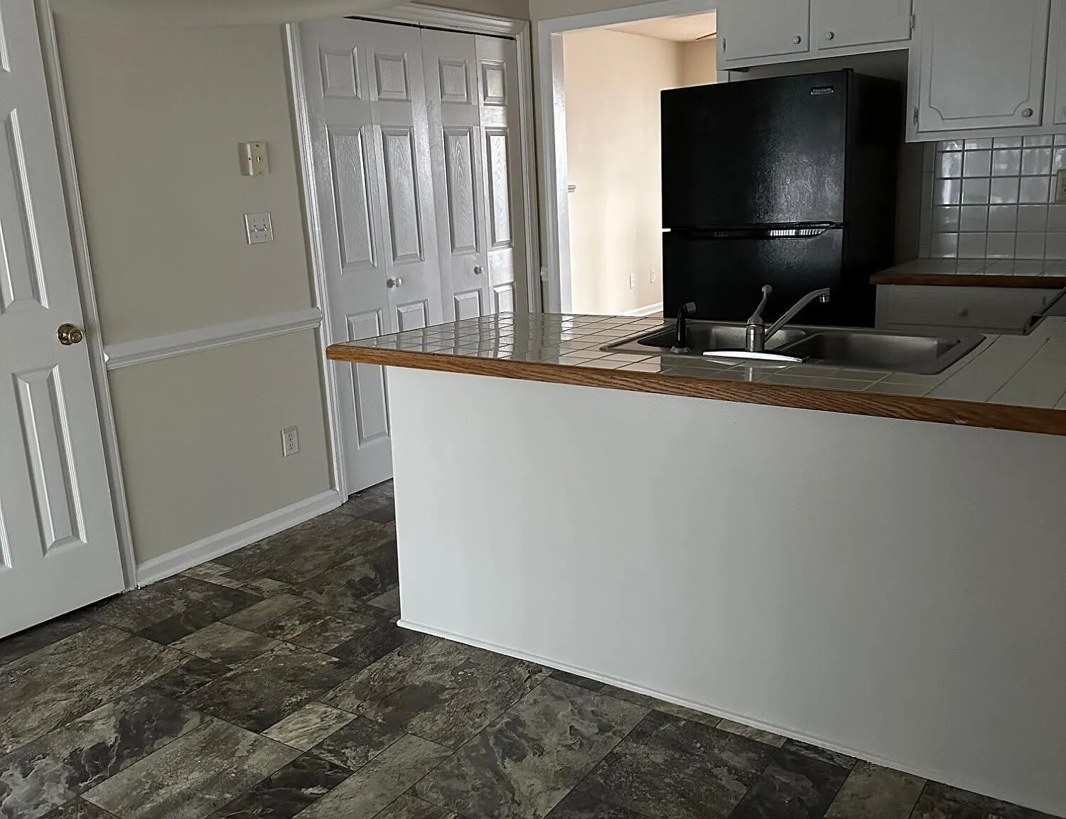 3 bed, 2.5 bath, $1,100 — Photo 3