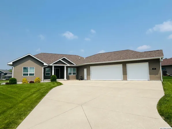 408 Bedford Ct, Clear Lake, IA 50428