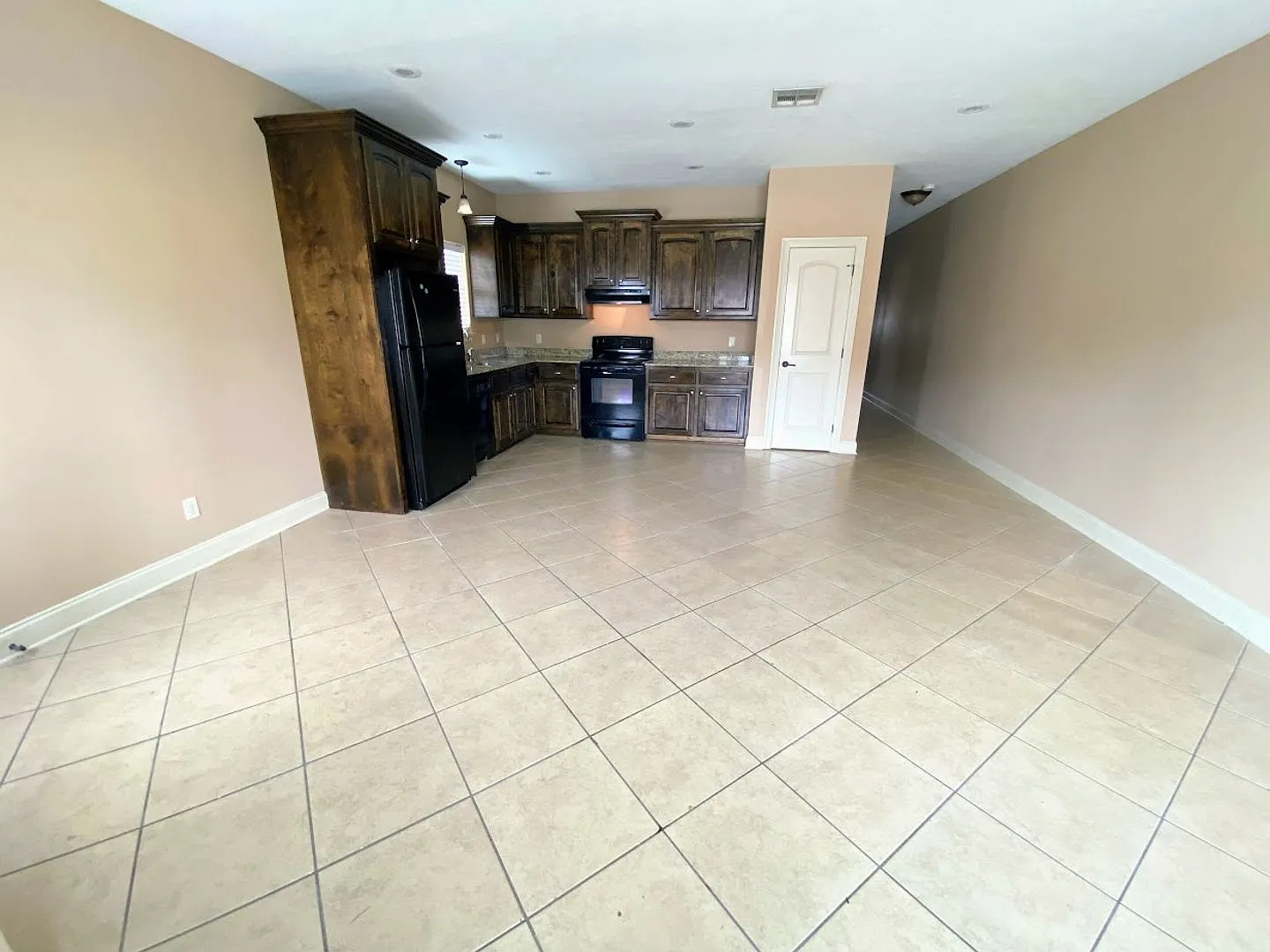 633 E. School Street — Photo 2