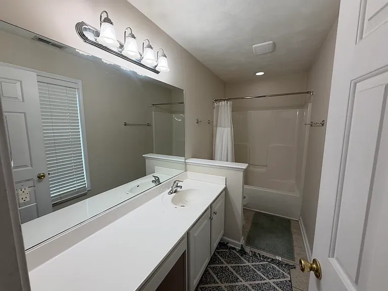 1410 Ashford Ct — Photo 12