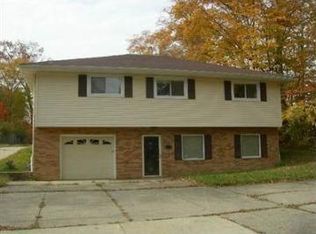 7376 Oakhill Rd, Bedford, OH 44146