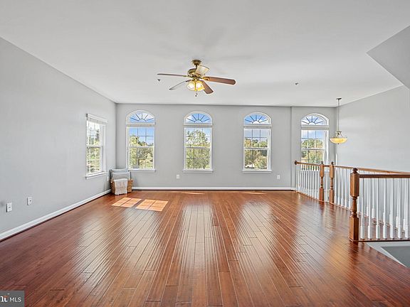 3rd image of 1036 Pultney Ln
