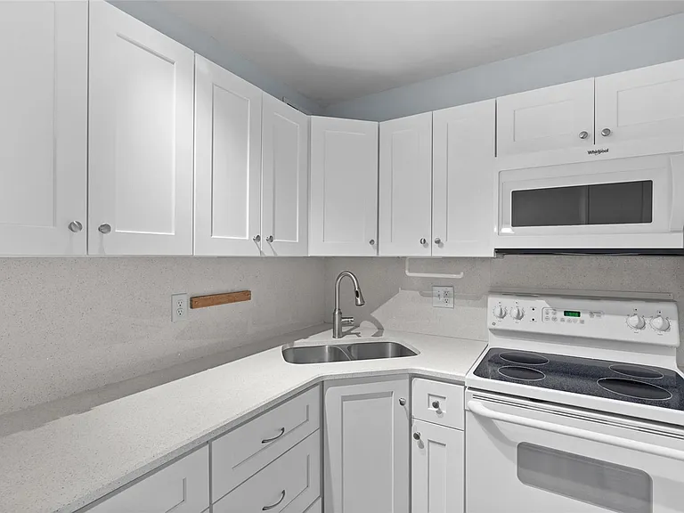 209 NE Lincoln Cir N #109 — Photo 6