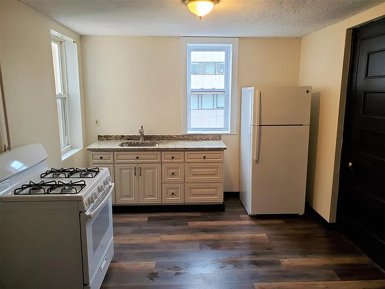 819 Elm St #14 — Photo 2